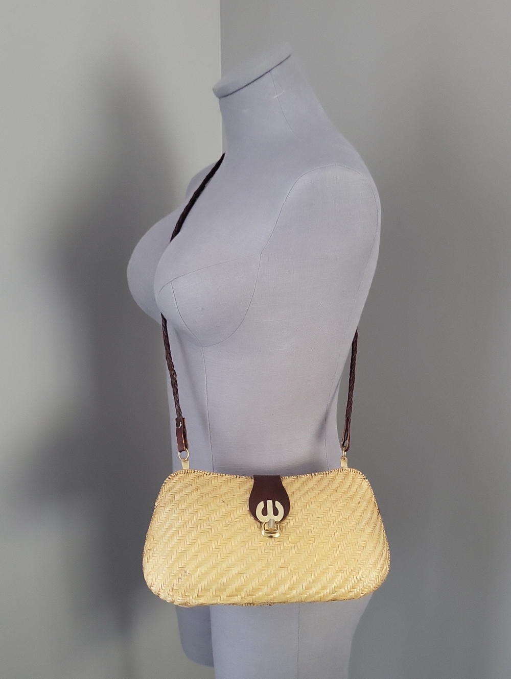 Vintage Woven Straw Rattan shoulder Bag with Leather Trim & Statement Clasp - Picture 3 of 16